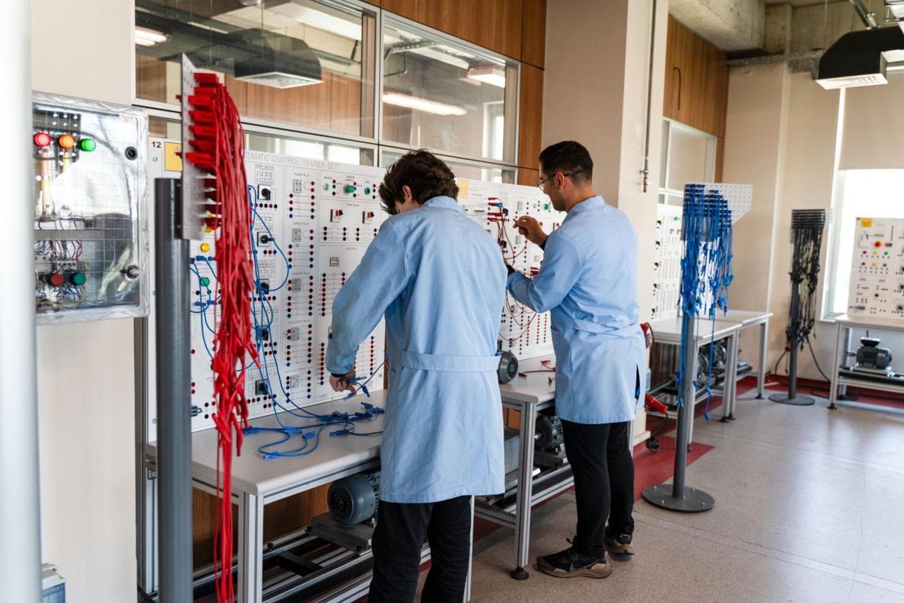 S'entraîner sur équipements réels et simulations industrielles visuel 3
