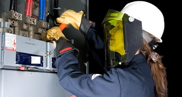 Identifier les dangers électriques avant toute intervention visuel 3